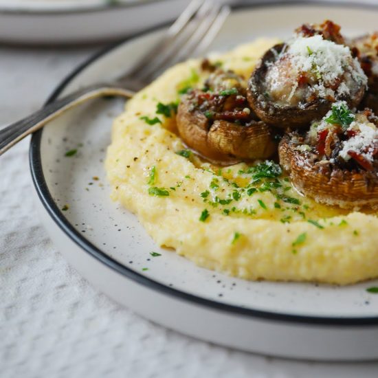 Krémová polenta s plněnými grilovanými žampiony