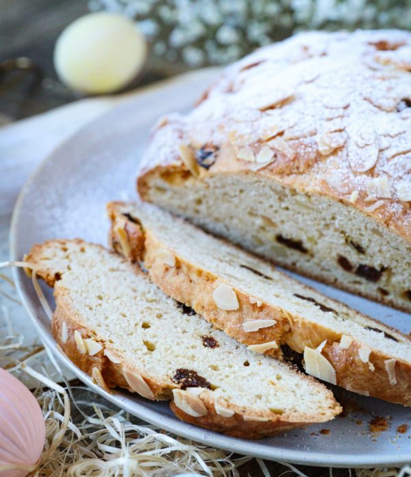 Vláčný tvarohový mazanec s rozinkami a mandlemi