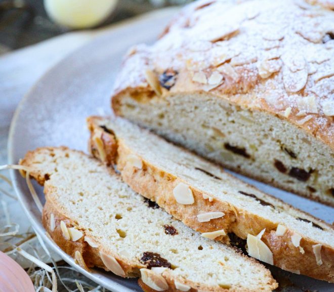 Vláčný tvarohový mazanec s rozinkami a mandlemi