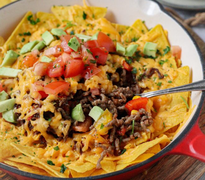 Zapečené nachos s mletým masem a paprikami